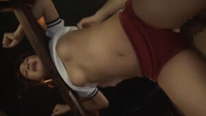 ◇恥辱・ギロチン拘束・玩具責め｜コスプレ・お漏らし・二宮ナナ◇『はぁはぁ、でちゃう～』体操着ブルマ娘がイキ潮おもらしデス