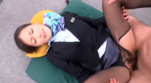 【抜きすぎ注意！青木美空】「こんな場所で…誰かに見られたら…」元CAの美人女優を誰もいない職場で制服エッチ