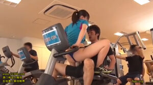 スポーツジムの巨乳インストラクターとずらしハメ【羽月希】